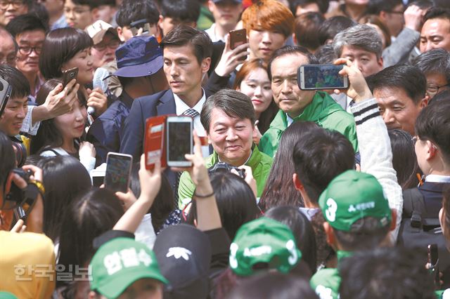 안철수 후보가 18일 대구 동성로 대구백화점 앞에서 유세를 가졌다. 지지자들이 안 후보의 연설에 귀를 기울이고 있다. 류효진기자