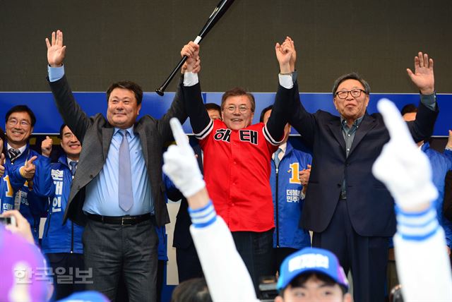 [저작권 한국일보]문재인 더불어민주당 대선후보가 18일 광주 충장로에서 열리 유세에서 해태 유니폼을 입고 김성환감독 김응룡 감독 과 손을 들어 인사하고 있다.오대근기자