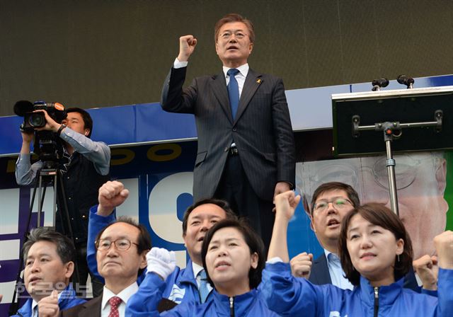 [저작권 한국일보]문재인 더불어민주당 대선후보가 18일 광주 충장로에서 열리 유세에서 님을 위한 행진곡을 합창하고 있다.오대근기자