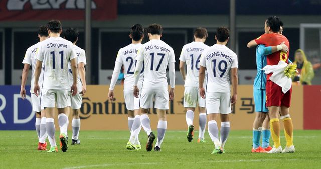 한국축구대표팀이 지난 3월 23일 중국 후난성 허룽스타디움에서 열린 2018 러시아월드컵 아시아 지역 최종예선 6차예선 A조 중국과의 경기에서 0-1로 패한 뒤 고개를 숙이고 그라운드를 빠져나가고 있다. 창샤=연합뉴스