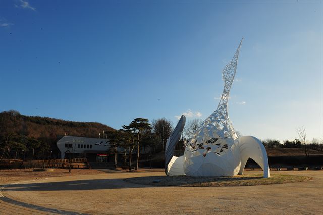 예산 황새공원에 설치한 황새조형물. 예산군 제공