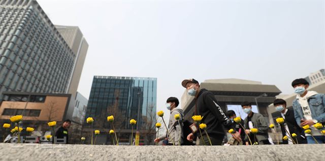 지난달 28일 서울 종로구 광화문 광장 인근에서 학생들이 마스크를 쓴 채 거리를 걷고 있다. 서재훈기자 spring@hankookilbo.com