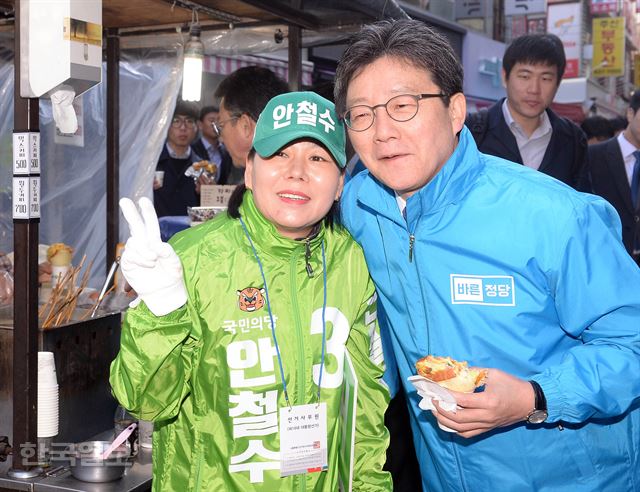 유승민 바른정당 대선후보가 19일 서울 노원역에서 안철수 국민의당 대선후보의 운동원과 기념사진을 찍고 있다. 배우한 기자 bwh3140@hankookilbo.com