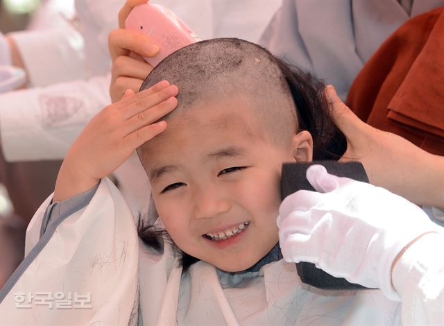 19일 서울 종로구 견지동 조계사 대웅전 앞마당에서 열린 동자승 단기출가 보리수 새싹학교 삭발 수계식에서 한 동자승이 삭발을 하고 있다. 2017.4.19 신상순 선임기자ssshin@hankookilbo.com /2017-04-19(한국일보)