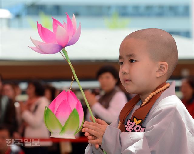 19일 서울 종로구 견지동 조계사 대웅전 앞마당에서 열린 동자승 단기출가 보리수 새싹학교 삭발 수계식에서 한 동자승이 종이연꽃을 들고 있다. 2017.4.19 신상순 선임기자ssshin@hankookilbo.com /2017-04-19(한국일보)