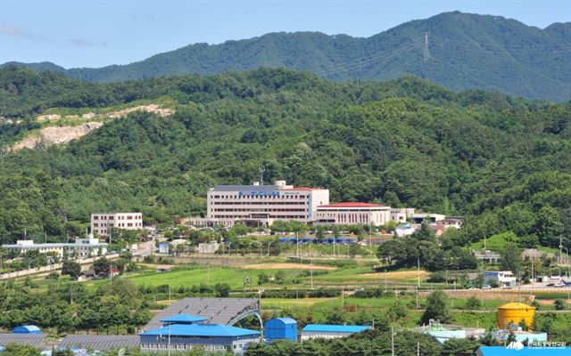 제천시 보직 간부 인사가 지나치게 잦아 업무 연속성과 전문성이 떨어지고 행정의 난맥상을 초래한다는 지적이 많다. 제천시청 전경. 제천시 제공