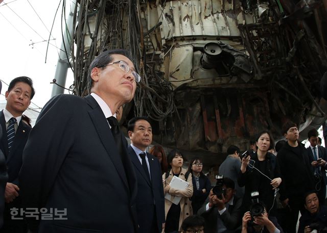 홍준표 자유한국당 대선후보가 20일 경기 평택 해군 2함대를 찾아 천안함 안보 현장을 둘러보고 있다. 배우한 기자