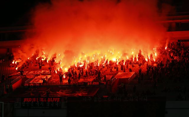 프로축구 챌린지(2부리그) FC안양 팬들이 19일 서울월드컵경기장에서 열린 클래식(1부리그) FC서울과 FA컵 32강전에 앞서 홍염을 터뜨렸다. 연합뉴스