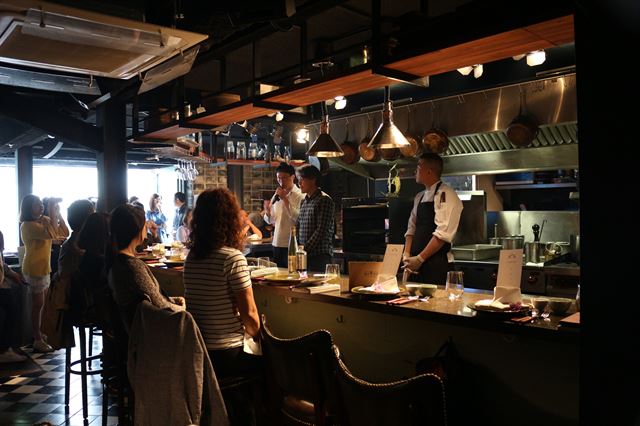 매달 열리는 '맛 연구회'의 이번 행사는 16일 ‘본성의 맛’이라는 제목으로 땅파는 까망돼지 농가를 만났다. 안상현 한국술집 대표와 법전농장 이민우 농부, 요리사 윤태상이 한 자리에 서서 돼지고기의 또 다른 선택지에 대해 이야기하고 있다.