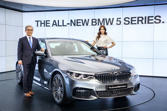 김효준(왼쪽) BMW코리아 사장이 7년만에 풀체인지된 뉴 5시리즈를 지난 2월 서울 강남구 삼성동 파르나스 타워에서 공개하고 있다. BMW코리아 제공