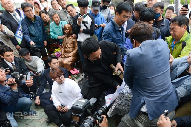 21일 오후 부산 동구 일본영사관 앞 소녀상에서 ‘진실국민단체’ 회원들이 이승만ㆍ박정희 전 대통령 흉상 설치를 시도하자 시민들과 동구 관계자들이 제지하고 있다.