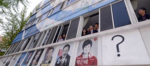 [저작권 한국일보] 5ㆍ9 대선을 18일 앞 둔 21일 서울 종로의 중앙선거관리위원회 연수원 외벽에 역대 대통령의 대선 후보 선거 벽보가 벽화로 새겨져 있다. 투표일이 다가올수록 맨 오른쪽 물음표 자리를 차지할 19대 대선 후보가 누구일지 관심도 높아지고 있다. 배우한 기자