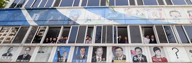 [저작권 한국일보] 5ㆍ9 대선을 18일 앞 둔 21일 서울 종로의 중앙선거관리위원회 연수원 외벽에 역대 대통령의 대선 후보 선거 벽보가 벽화로 새겨져 있다. 투표일이 다가올수록 맨 오른쪽 물음표 자리를 차지할 19대 대선 후보가 누구일지 관심도 높아지고 있다. 배우한 기자