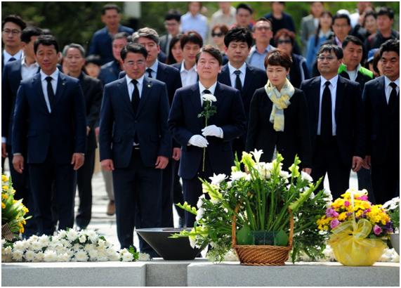 국민의당 안철수 대선후보가 22일 오후 경남 김해시 봉하마을 고(故) 노무현 전 대통령 묘역을 찾아 참배하고 있다. 김해=연합뉴스