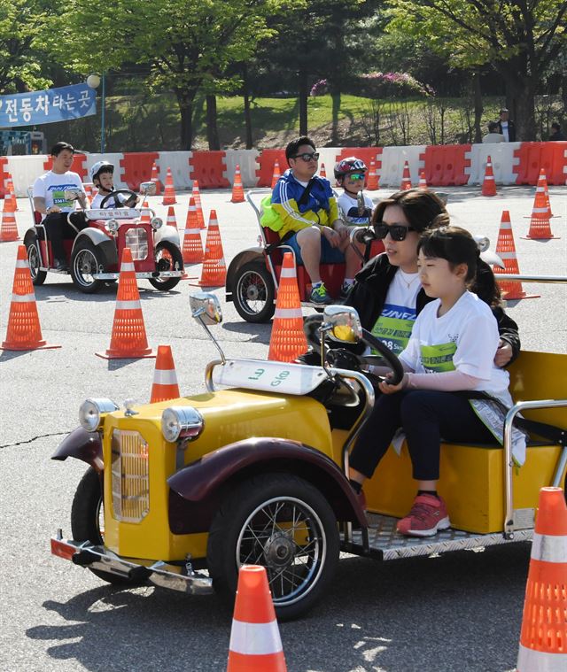 ‘2017 안전공감 마라톤’ 참가자들이 도로교통공단(이사장 신용선)이 마련해 놓은 ‘교통안전 체험존’에서 자녀와 함께 미니 전동카를 타면서 즐거워하고 있다. 도로교통공단 제공