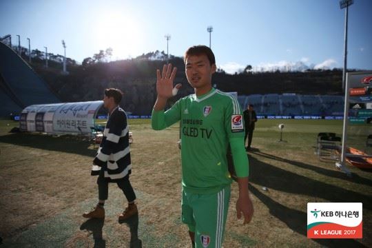 프로축구 수원 삼성의 골키퍼 신화용이 22일 강원FC 원정에서 종료직전 페널티킥을 막아내 팀 승리를 지켜낸 뒤 밝게 웃고 있다. 프로축구연맹 제공