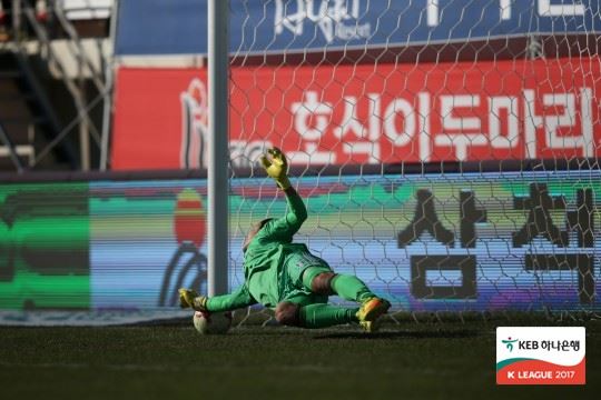 신화용이 페널티킥을 극적으로 막아내는 모습. 프로축구연맹 제공