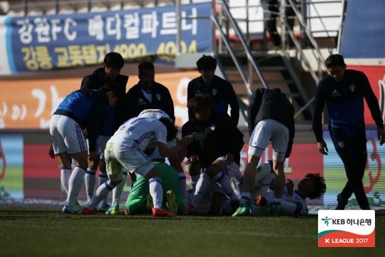 수원 선수들이 신화용에게 달려가 얼싸안으며 기뻐하고 있다. 프로축구연맹 제공