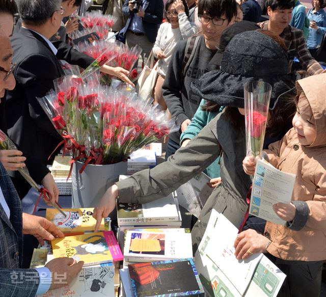 23일 세계 책의 날을 맞아 청계광장에서 전국 서점,출판사가 참여해 책과 장미를 무료로 시민들에게 선물 하고 있다. 2017.4.23 신상순 선임기자