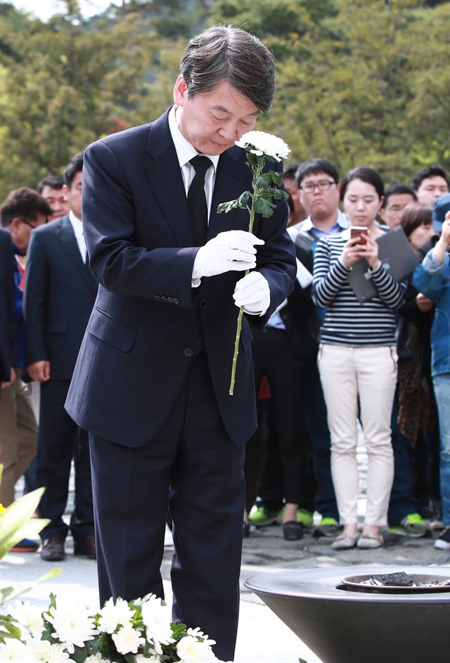 안철수 국민의당 대선 후보가 22일 경남 김해 봉하마을 고 노무현 전 대통령 묘역을 찾아 헌화하고 있다. 김해=연합뉴스