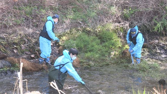 지난해 발생한 토막살인사건 피해자의 것으로 추정되는 시신 일부가 23일 오후 2시 40분께 경기도 안양시 소재 한 농업용 물웅덩이에서 발견돼 경찰이 조사하고 있다. 24일 오전 시신 발견 현장 주변을 수색 중인 경찰관들. 연합뉴스