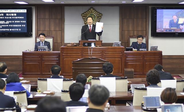 임종기 순천시의회 의장이 본회의장에서 회의를 진행하고 있다. 순천시의회 제공