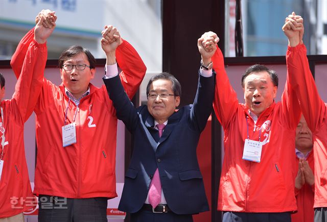 홍준표 자유한국당 대선후보가 24일 오전 강원 원주시 중앙시장을 찾아 시민들에게 지지를 호소하고 있다. 원주=류효진 기자