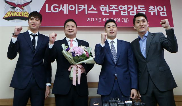 현주엽(왼쪽에서 두 버째) 창원 LG 신임 감독이 24일 서울 송파구 잠실야구장 미팅룸에서 열린 취임식에서 LG 김종규(왼쪽부터), 조성민, 기승호와 함께 파이팅을 외치고 있다. 연합뉴스