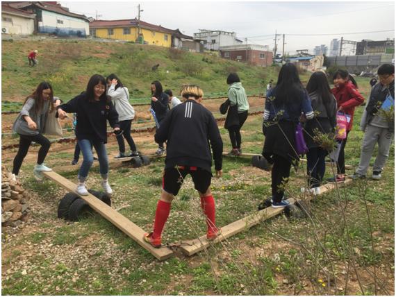 20일 인천 동구 배다리마을 공유지에 조성된 ‘배다리 생태놀이 숲’에서 아이들이 놀고 있다. 배다리 역사문화마을위원회 제공