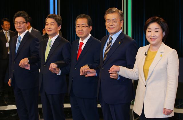 바른정당 유승민, 국민의당 안철수, 자유한국당 홍준표, 더불어민주당 문재인, 정의당 심상정 대선후보가 23일 오후 서울 여의도 KBS에서 열린 중앙선관위 대선후보 초청 1차 토론회에서 포즈를 취하고 있다.