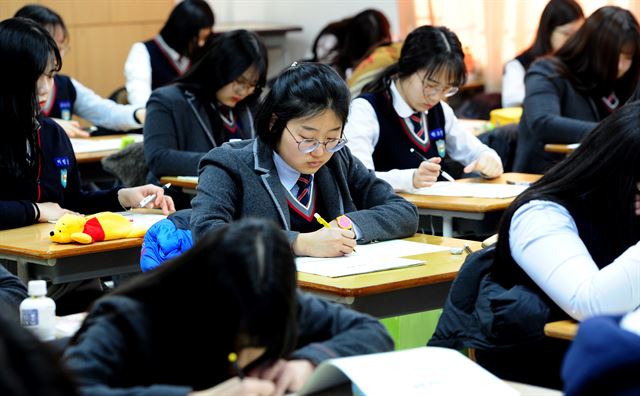 지난달 9일 전북 전주 호남제일고등학교에서 3학년 학생들이 올해 첫 전국연합학력평가를 치르고 있다. 뉴스1