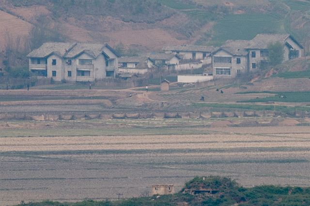 북한의 군 창건 85주년 기념일인 25일 경기도 파주시 오두산 통일전망대에서 북한 황해북도 개풍군의 평온한 모습이 보이고 있다. 2017.4.25 파주=연합뉴스