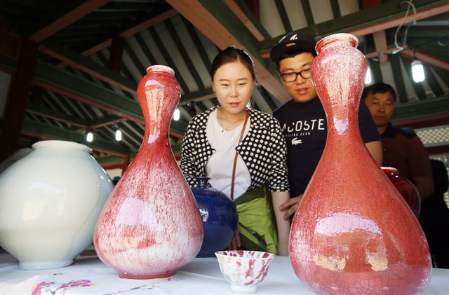 지난해 경북 문경시 문경새재에서 열린 문경전통찻사발축제에서 관광객들이 출품된 찻사발과 도자기를 구경하고 있다. 문경시 제공