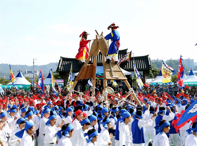 국가무형문화재 제 24호인 안동차전놀이를 시연을 펼치고 있다. 안동차전놀이보존회 제공.