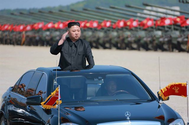 김정은 위원장이 군종합동타격시위에 참가한 부대들을 사열하는 모습. 연합뉴스