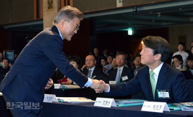 [저작권 한국일보] ‘대한민국, 어떻게 바꿀 것인가!’라는 주제로 ‘2017 한국포럼’이 열린 12일 오전 서울 소공동 롯데호텔에서 문재인 더불어민주당 후보와 안철수 국민의당 후보가 악수하고 있다. 서재훈기자 spring@hankookilbo.com /2017-04-12(한국일보)