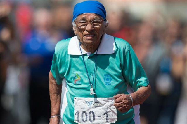 만 카우르가 100m 100세 이상 종목에서 질주하고 있다. AP연합뉴스