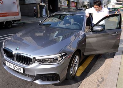 본지 김현우 기자가 BMW 7세대 5시리즈인 ‘530i’를 시승하기 위해 운전석에 타고 있다. 고영권기자youngkoh@hankookilbo.com