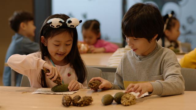 이달 초 시범운영된 체험학습 프로그램 참가 어린이들이 감성체험 중 국내에서 유일하게 에버랜드에서만 접할 수 있는 판다의 대변을 만져보고 있다. 삼성물산 제공