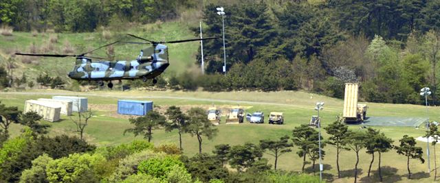 26일 경북 성주군 골프장 부지에 도착한 주한미군의 고고도미사일방어체계(THAADㆍ사드) 발사대. 성주=뉴스1