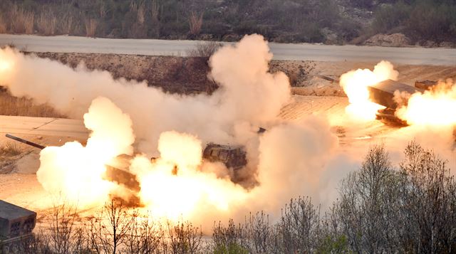 2017 통합화력격멸훈련'에서 MLRS(다연장 로켓포)가 포탄발사 순간 불기둥을 일으키고 있다. 오대근기자