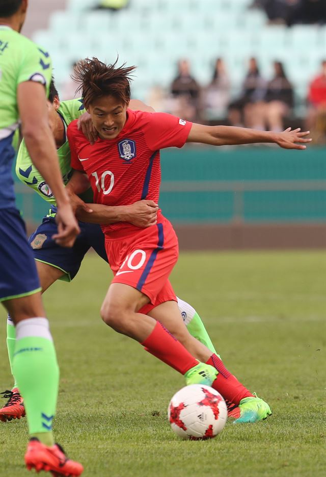 U-20 대표팀 이승우(오른쪽)가 26일 전북 현대와 연습경기에서 다부지게 몸싸움을 하고 있다. 전주=연합뉴스