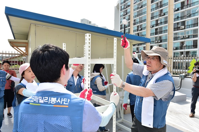 권오준 포스코 회장이 지난해 5월 ‘철든나눔’ 봉사활동에 참여하여 직원 봉사단과 함께 집수리를 하고 있다.