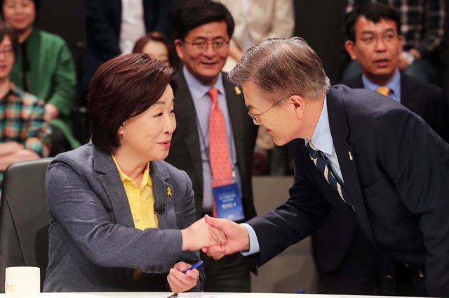 더불어민주당 문재인 대선후보(오른쪽)와 정의당 심상정 대선후보가 25일 오후 고양시 일산동구 빛마루 방송지원센터에서 JTBC·중앙일보·한국정치학회 주최로 열린 2017 대통령 후보 초청 토론회에서 인사를 하고 있다. 연합뉴스