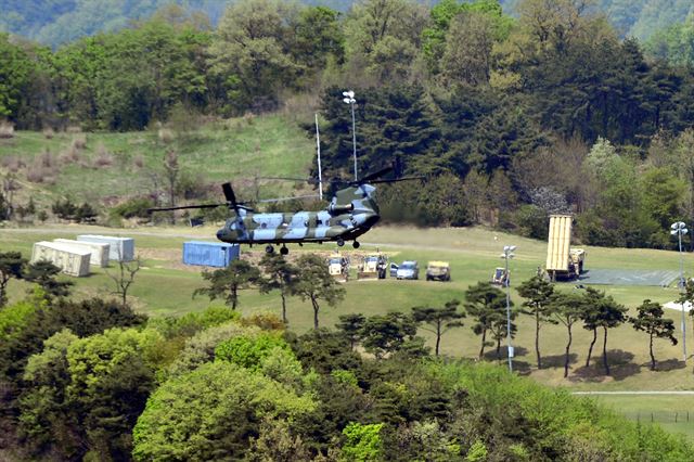 26일 경북 성주골프장에 배치한 사드 발사대가 하늘을 향하고 있는 옆으로 헬기가 날고 있다. 성주=뉴스1