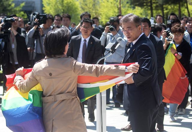 26일 오전 서울 여의도 국회 본청 앞에서 열린 더불어민주당 문재인 대선 후보 천군만마 국방안보 1000인 지지선언 기자회견에서 문재인 후보의 인사말 중 성소수자 관련 단체 회원들이 기습시위를 하고 있다. 오대근기자