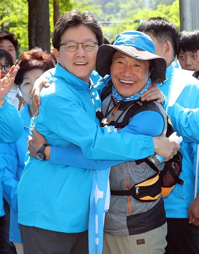 바른정당 유승민 대선후보가 27일 오전 대구 수성구 담티역에서 새로운 보수를 알리며 국토대장정 중인 이학재 의원을 비롯한 단원들을 만나 포옹하고 있다. 대구=연합뉴스