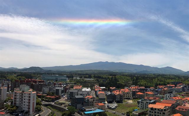 27일 제주시 아라동의 한 아파트 옥상에서 바라본 한라산 위쪽 하늘에 나타난 무지갯빛 채운(彩雲). 옛사람들은 태양광의 회절 현상으로 생기는 채운을 상서로운 구름으로 생각했다. 2017.4.27 제주=연합뉴스