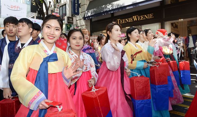 27일 오전 서울 명동에서 열린 관광객 환대주간 개막식에서 한국방문위원회, 대학생 환대 서포터즈 등 참석자들이 한복을 입고 환대주간을 알리는 거리 홍보를 하고 있다.배우한 기자