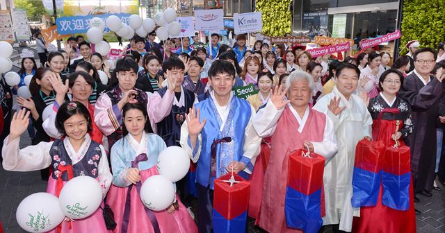 27일 오전 서울 명동에서 열린 관광객 환대주간 개막식에서 한국방문위원회, 대학생 환대 서포터즈 등 참석자들이 한복을 입고 환대주간을 알리는 거리 홍보를 하고 있다.배우한 기자